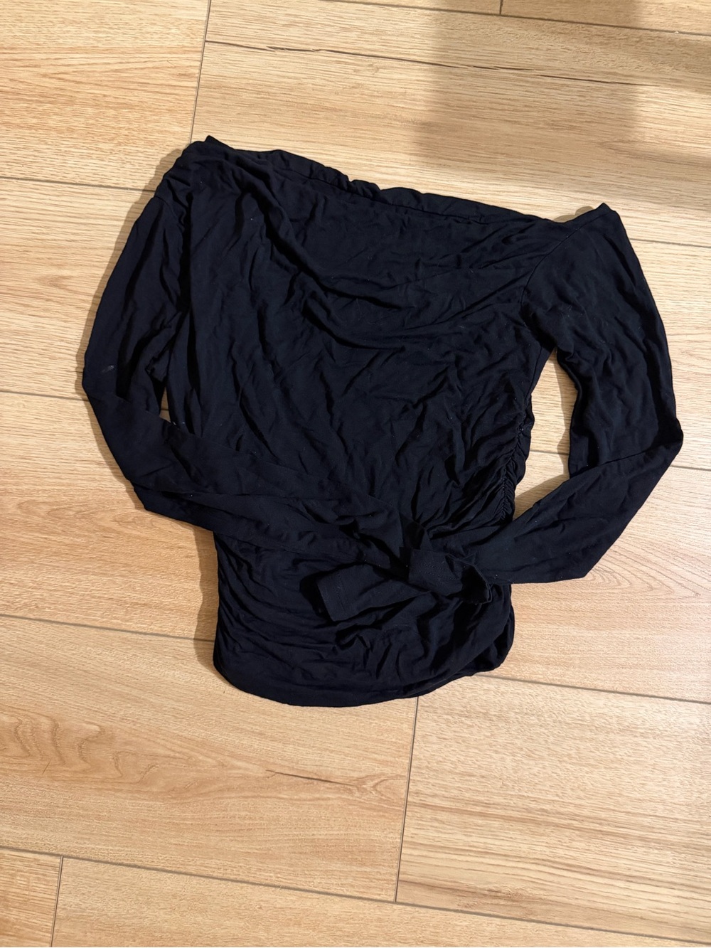 white fox Off-Shoulder Long Sleeve Top - Black